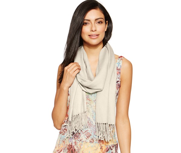 mettre foulard femme autour du cou