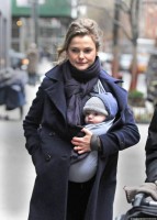Comment porter un bébé avec un foulard  ?