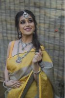 Comment porter le sari, vêtement robe indienne ?